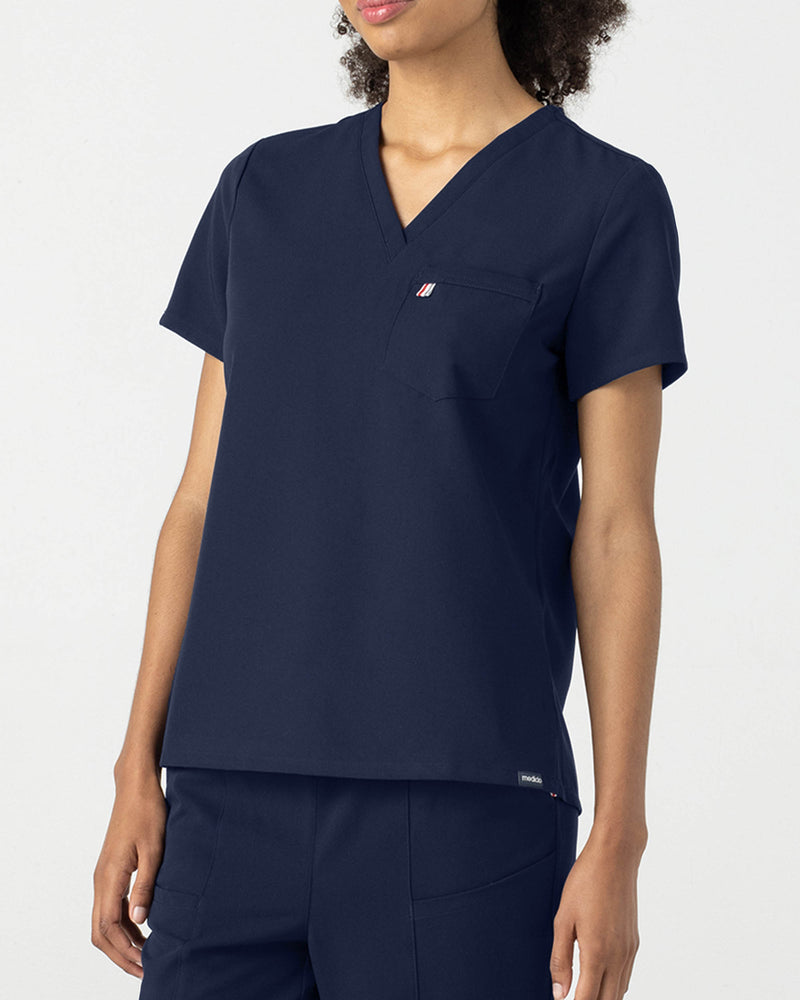 Navy Sal Essential Scrub Top Fysel - Close Up Front Side View