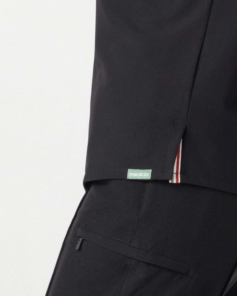 Black Sal‎ ‎Essential Scrub Top Fysel - Close Up Logo View